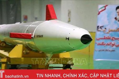 Iran ra mắt tên lửa đạn đạo và tên lửa tầm thấp tự chế tạo