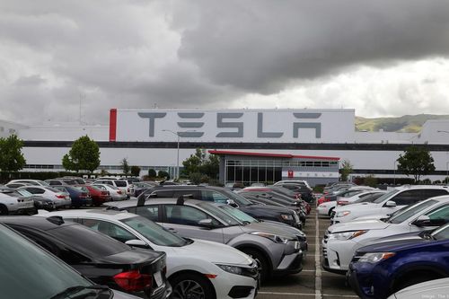 Cổ phiếu Tesla vượt mốc 2.000 USD trước thềm đợt phân tách