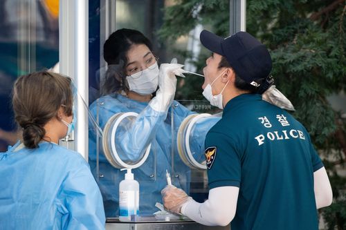 Singapore phát hiện biến thể của virus SARS-CoV-2 gây triệu chứng nhẹ