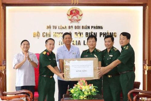 Hơn 6.000 khẩu trang, 1.500 mũ chống giọt bắn đến với tuyến đầu chống dịch