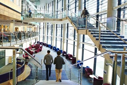 Tuyển sinh đại học Anh mùa COVID-19: Từ thiếu chuyển thành thừa