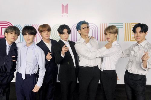 BTS lộ diện sau 7 tháng 'ở ẩn': RM chuẩn soái ca sơ mi trắng, V - Jin và Jungkook tựa nam thần