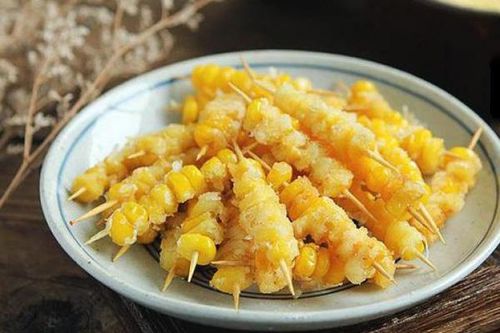 Đừng luộc ngô, xâu các hạt lại và chiên khiến khách đến nhà thi nhau hỏi cách làm