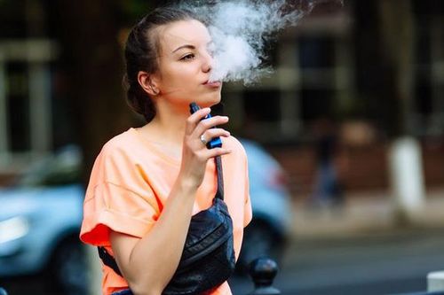 Người trẻ hút thuốc lá điện tử có nguy cơ nhiễm Covid-19 cao gấp 5 lần