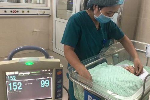 Theo dõi tình trạng nhiễm khuẩn của bé sơ sinh bị bỏ rơi trong khe tường