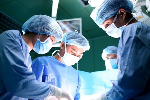 Đau bụng không đi khám vì sợ Covid-19, bệnh nhân người nước ngoài suýt tử vong