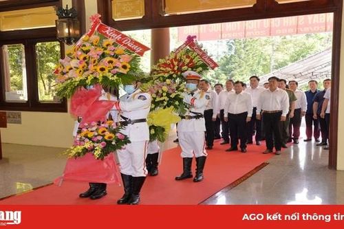 Phó Thủ tướng Chính phủ Trịnh Đình Dũng viếng, dâng hoa, dâng hương Đền thờ Chủ tịch Tôn Đức Thắng
