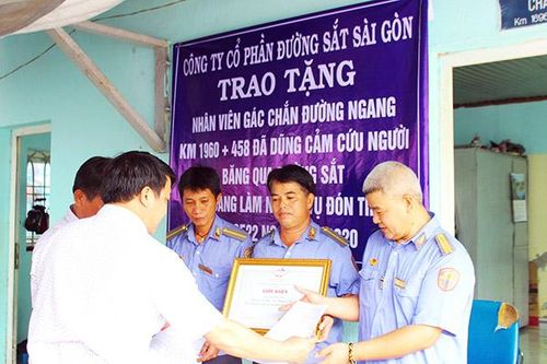 Những ''người hùng'' gác chắn cứu người