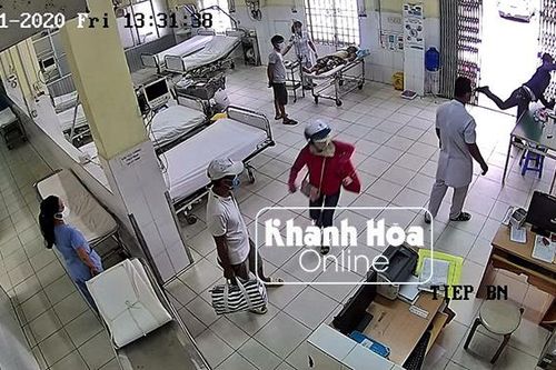 Người đàn ông không đeo khẩu trang, cầm dao tấn công bảo vệ bệnh viện