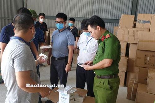 Kiểm tra lô hàng có dấu hiệu bất thường tại Cửa khẩu Kim Thành