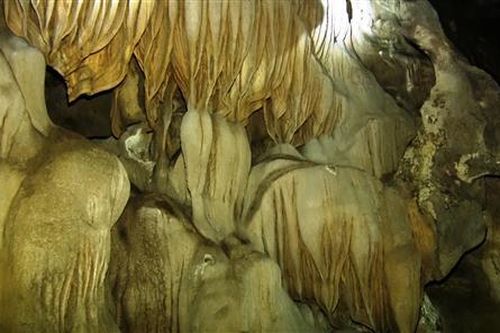 Khảo sát hang động mới phát hiện tại thôn Trỉa, xã Hướng Sơn
