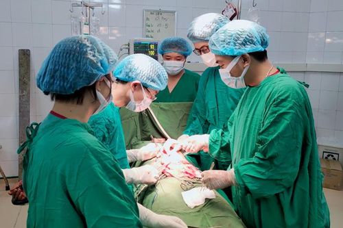 Phẫu thuật cấp cứu cho bệnh nhân bị đâm thủng bụng