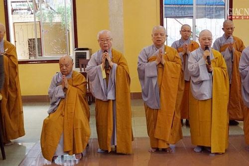 Quý Ni trưởng mặc hậu vàng, liệu có đúng?