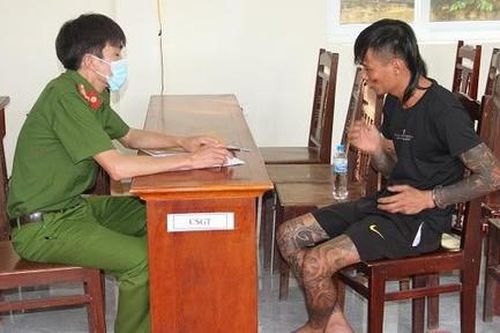 Giải cứu 2 mẹ con bị gã chồng xăm trổ nhốt, dí súng dọa giết