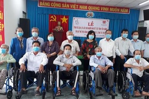 Tặng 230 chiếc xe lăn, xe lắc tình thương cho người khuyết tật