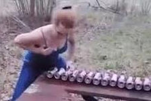 Clip hotgirl dùng ngực đập nát hơn 20 lon bia