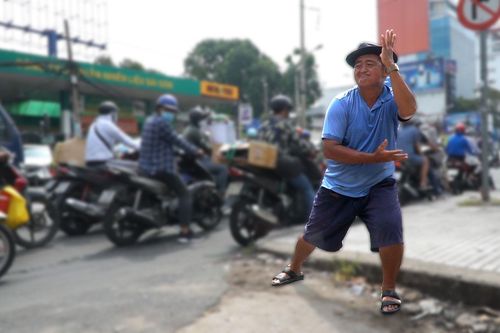 Điệu nhảy quái dị của người đàn ông bán bánh trên vỉa hè ở TP.HCM