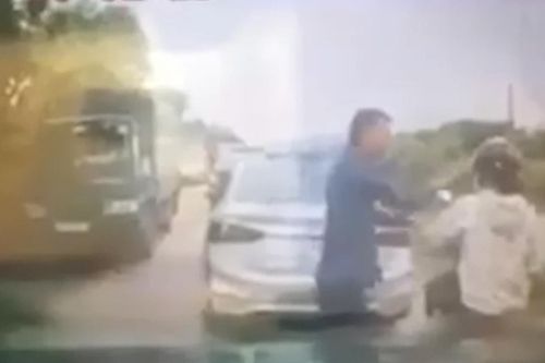 Nam tài xế tát, xô ngã cô gái vì làm xước ô tô