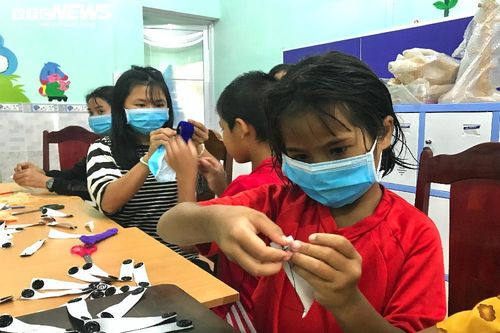 Người Gia Lai làm khẩu trang, tấm ngăn giọt bắn ủng hộ Đà Nẵng, Quảng Nam