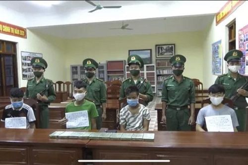 Bốn thanh niên Lào ôm 10 bánh heroin băng rừng vào Việt Nam giữa trời mưa gió