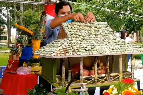 Tái hiện nhà sàn Bác Tôn bằng hoa lá và củ quả