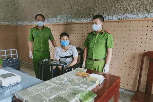 Kẻ vận chuyển 53 bánh heroin dùng súng chống trả công an