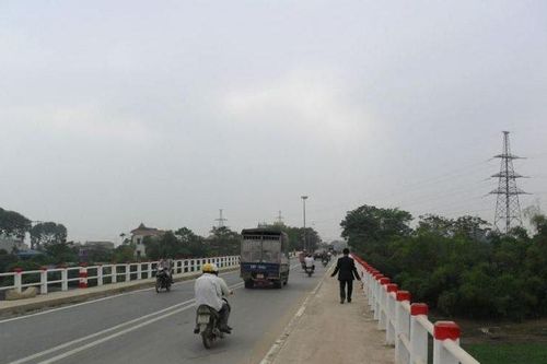 Mưa lớn gây xói lở, Hà Nội tạm cấm người, xe qua cầu Yên Sở