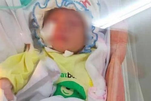 Người mẹ nhẫn tâm khai gì khi bỏ rơi con dưới khe tường giữa 2 nhà ở Hà Nội