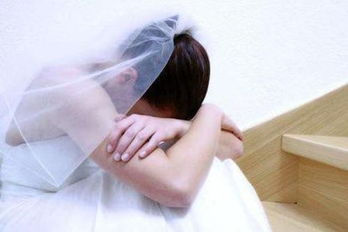 Tôi vừa cởi chiếc váy cưới đắt tiền thì mẹ chồng đột ngột đẩy cửa vào, bà nhìn tấm lưng trần của tôi rồi thốt lên một câu khiến tôi uất nghẹn