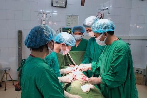 BVĐK tỉnh Tuyên Quang cấp cứu kịp thời bệnh nhân sốc mất máu do bị đâm thủng bụng