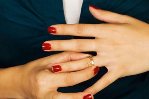 Lấy được chồng hoàn hảo, vợ vẫn quyết ly dị vì 'tình yêu của anh ấy khiến tôi ngạt thở'
