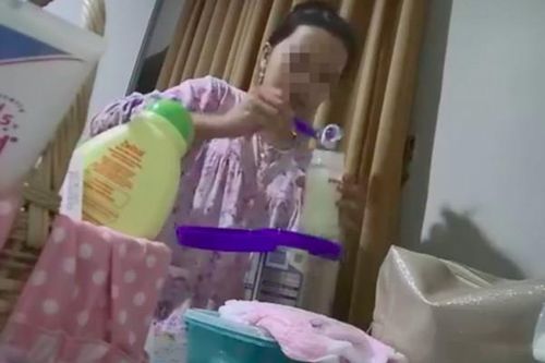 Lộ clip người giúp việc nhổ bọt vào bình sữa pha cho em bé, người Hong Kong phẫn nộ