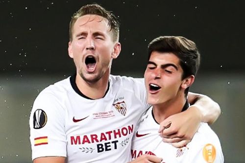 Đội Sevilla hát ca khúc huyền thoại của Queen