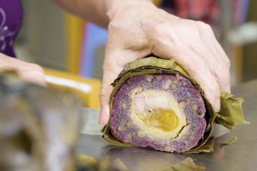 Đặc sản bánh tét lá cẩm Cần Thơ