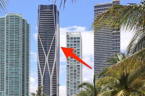 'Tòa tháp bọc xương' 300 triệu USD giữa trung tâm Miami