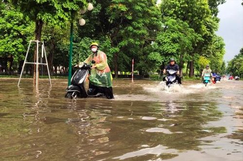 Hà Nội: Nhiều tuyến đường ngập úng cục bộ