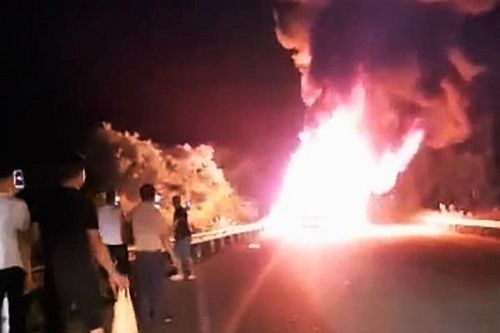 Hà Tĩnh: Xe khách bốc cháy trong đêm, nhiều hành khách hoảng loạn tháo chạy