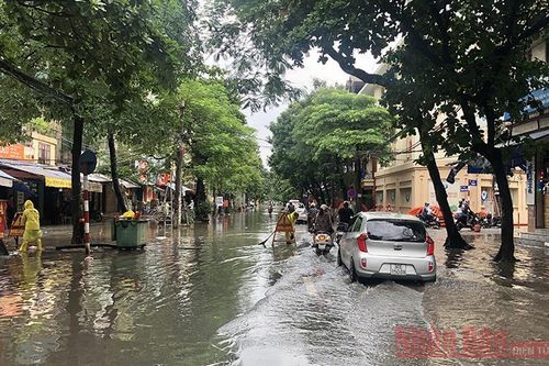 Mưa lớn khiến một số tuyến phố Hà Nội ngập sâu