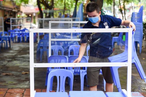 Hàng quán Hà Nội dựng vách ngăn phòng Covid-19