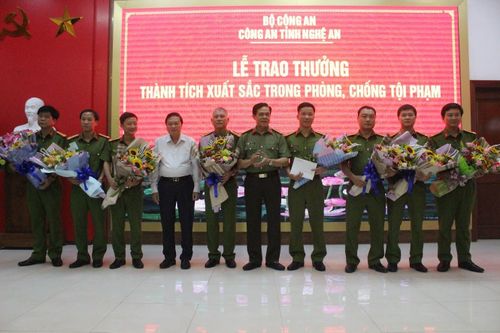 Thưởng nóng Chuyên án 820C và lực lượng điều tra vụ án giết người tạo hiện trường giả