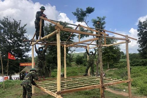 Kiên cố hóa 84 chốt phòng, chống dịch Covid-19 trên tuyến đầu biên giới Quảng Trị