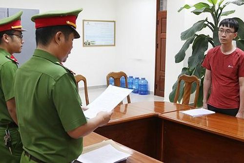 Tạm giữ một cán bộ ngân hàng để điều tra về hành vi lừa đảo