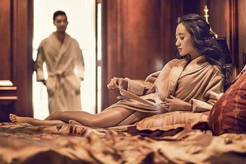 Đòn ghen ngọt ngào của vợ khiến tình trẻ của chồng 'chạy mất dép'
