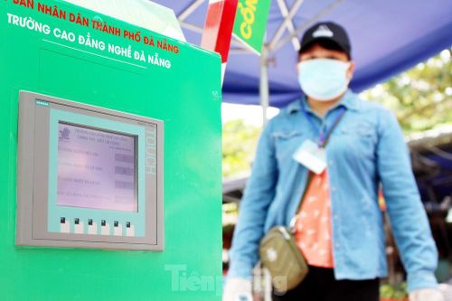Thầy trò sáng chế cổng kiểm soát lượt người vào chợ