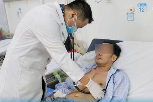 Cứu sống người đàn ông gan chui lồng ngực chèn ép phổi