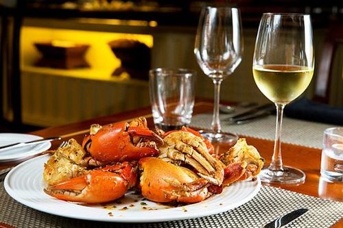 Rượu vang kết hợp với món ăn gì để ngon đúng điệu?