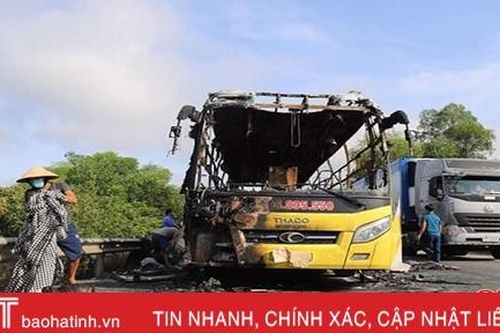 Xe giường nằm cháy trơ khung trên tuyến tránh TP Hà Tĩnh