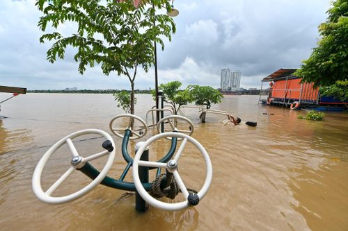 Bãi giữa sông Hồng 'chìm nghỉm' trong biển nước vì lũ dâng cao