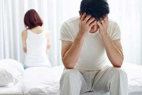 Vợ thản nhiên ngồi chơi đùa với đám thanh niên, để mặc mẹ chồng dưới bếp với 5 mâm bát đĩa và cái kết gây 'sốc'