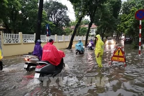 Nhiều điểm ngập cục bộ tại Hà Nội đã rút hết nước
